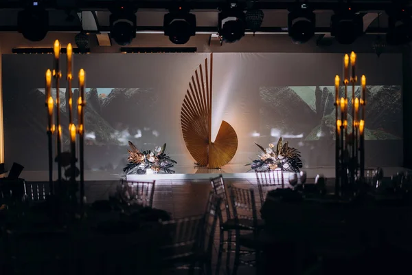 Gözlüklü ve mumlu resmi düğün masası.