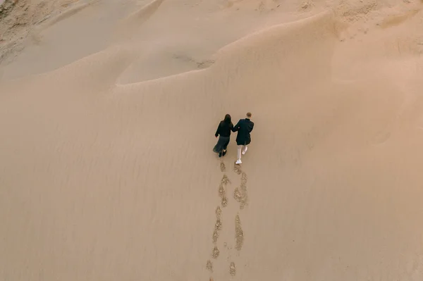 在沙丘上一见钟情的夫妻 — 图库照片