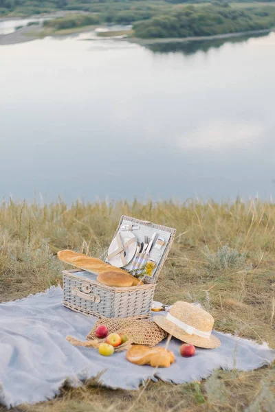 Conjunto Piquenique Com Pratos Pão Frutas Chapéu Margem Rio — Fotografia de Stock