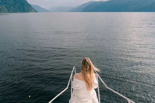 Una Chica Con Pelo Revoloteando Viento Para Proa Barco Flotando — Foto de Stock