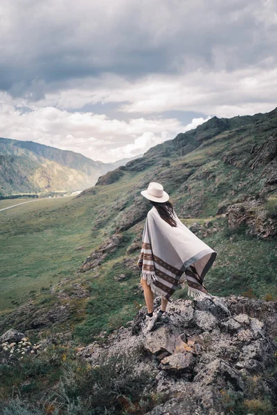 Una Niña Poncho Sombrero Encuentra Cima Una Montaña Sobre Fondo — Foto de Stock
