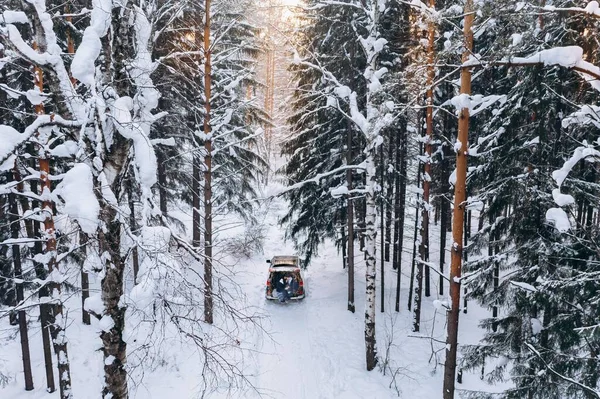 Влюбленная Пара Сидит Багажнике Машины Гирляндой Снежном Зимнем Лесу — стоковое фото