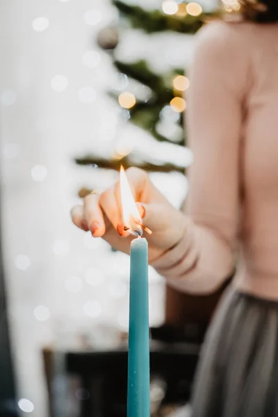 Ein Mädchen Festlichen Outfit Zündet Eine Kerze Auf Einem Festlichen — Stockfoto