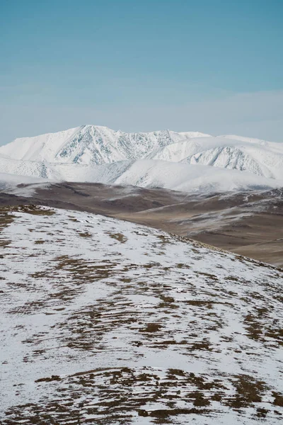 Kışın Karla Kaplı Tepeler Dağlar — Stok fotoğraf