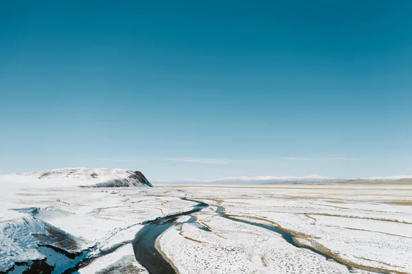Kış Mevsiminde Karla Kaplı Bozkırların Arasındaki Dolambaçlı Nehrin Drone Görüntüsü — Stok fotoğraf