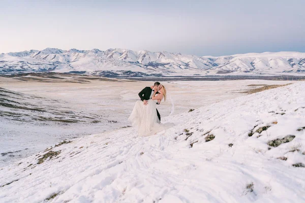 Novia Novio Vestido Una Montaña Nevada Entre Las Montañas Otoño —  Fotos de Stock