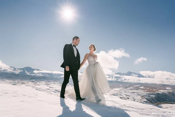 Novia Novio Vestido Camino Nevado Entre Las Montañas Otoño —  Fotos de Stock