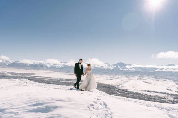 Braut Und Bräutigam Kleid Auf Einer Verschneiten Straße Den Bergen — Stockfoto