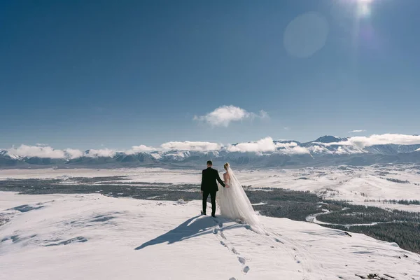 Braut Und Bräutigam Kleid Auf Einer Verschneiten Straße Den Bergen — Stockfoto