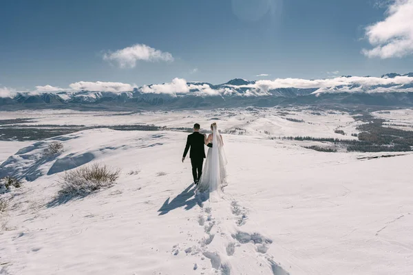 Novia Novio Vestido Camino Nevado Entre Las Montañas Otoño —  Fotos de Stock