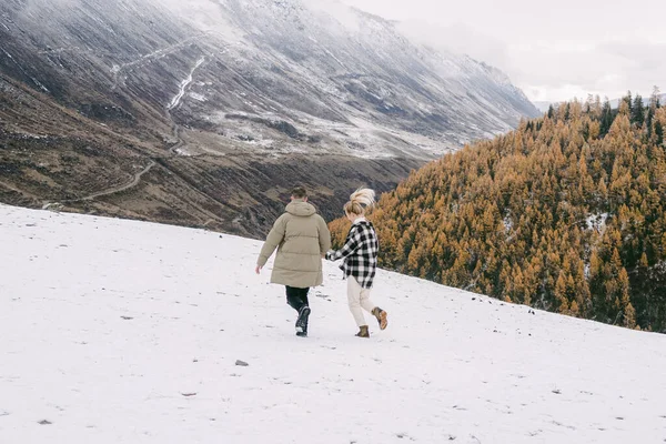 Una Pareja Enamorada Camina Nieve Entre Las Montañas Otoño — Foto de Stock