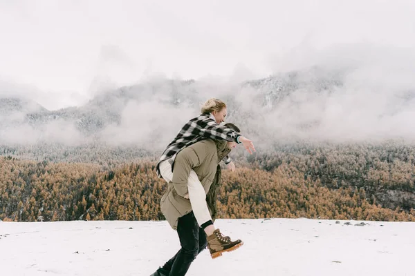 Una Pareja Enamorada Camina Nieve Entre Las Montañas Otoño — Foto de Stock