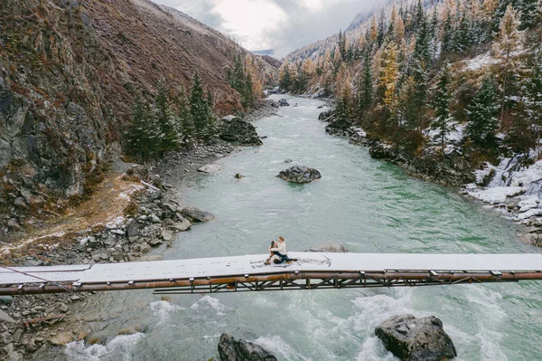 Una Pareja Amorosa Junto Río Azul Montaña Entre Las Montañas — Foto de Stock