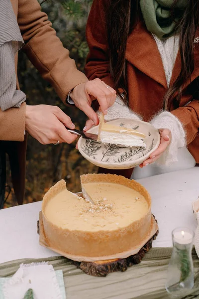 Руки Вирізали Весільний Торт Восени — стокове фото