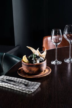 Masada servis edilen ahşap tabak.