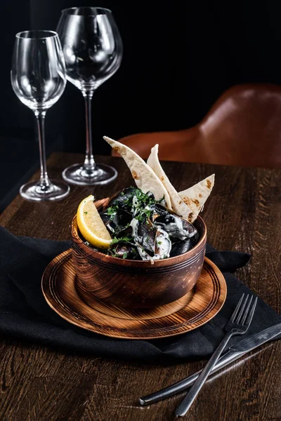 Holzteller Mit Essen Auf Dem Tisch — Stockfoto