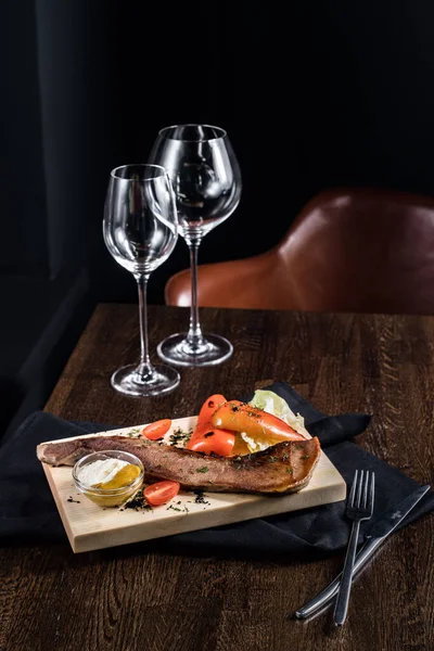 Tafel Mit Snacks Und Glasgläsern Auf Dem Tisch — Stockfoto