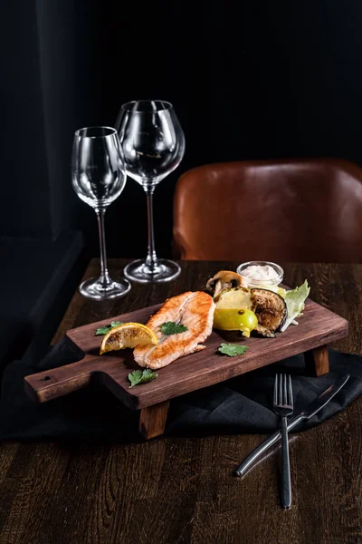 Tafel Mit Snacks Und Glasgläsern Auf Dem Tisch — Stockfoto