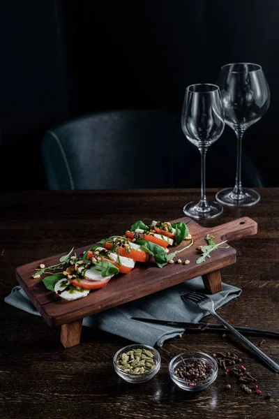 Tafel Mit Snacks Und Glasgläsern Auf Dem Tisch — Stockfoto