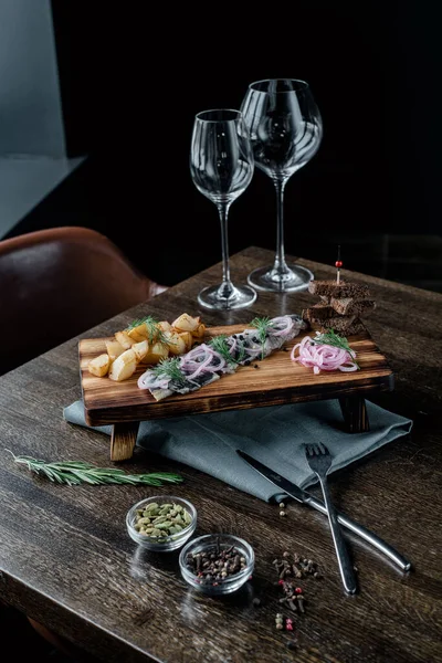 Tafel Mit Snacks Und Glasgläsern Auf Dem Tisch — Stockfoto