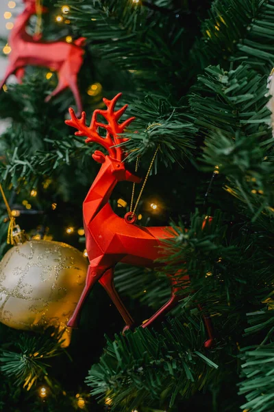 Rothirsch Hängt Weihnachtsbaum — Stockfoto