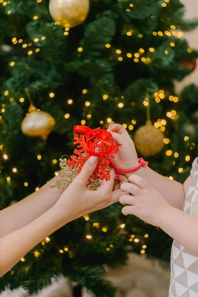 Vier Hände Halten Rot Goldenen Weihnachtsschmuck Vor Dem Hintergrund Eines — Stockfoto