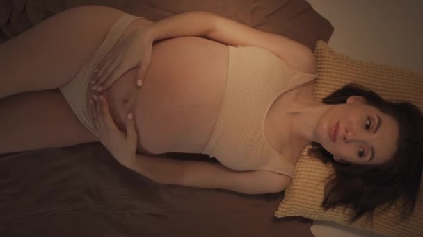 Молодая Беременная Девушка Лежит Полу Спальне Нижнем Белье — стоковое видео