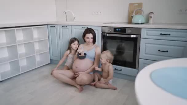 Jeune Fille Enceinte Sous Vêtements Bleus Avec Deux Jeunes Enfants — Video