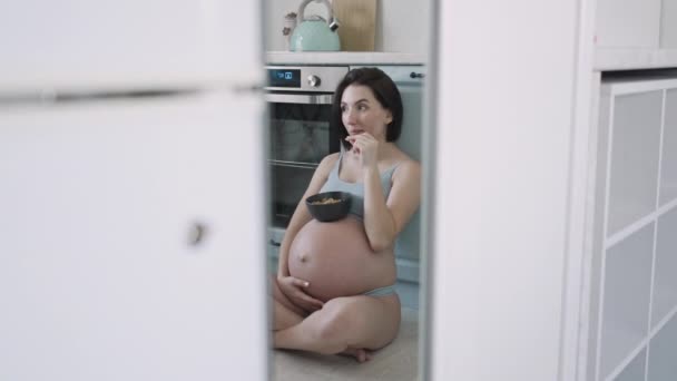 Jeune Fille Enceinte Sous Vêtements Bleus Manger Granola Dans Cuisine — Video