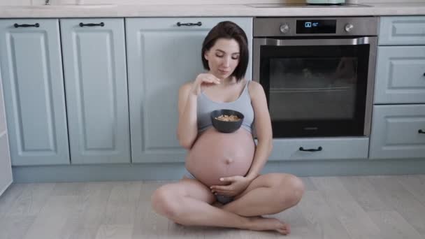 Ung Gravid Flicka Blå Underkläder Äter Granola Köket Ensam — Stockvideo