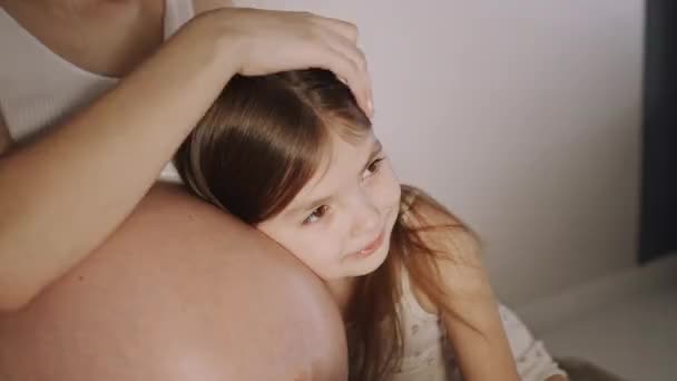 Menina Grávida Nova Com Uma Pequena Filha Quarto Brilhante Roupas — Vídeo de Stock