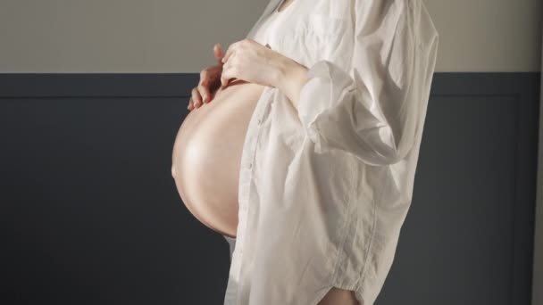 Junge Schwangere Weißer Unterwäsche Und Weißem Hemd Einer Weißen Wand — Stockvideo