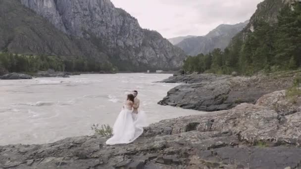 Nevěsta Ženich Svatebních Šatech Břehu Řeky Pozadí Hor Altai — Stock video