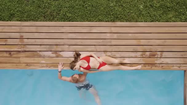 Ten Chlap Připlaval Dívce Kraji Bazénu Políbil Altai — Stock video