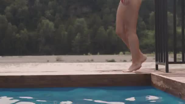 Uma Menina Caminha Longo Borda Piscina Contra Fundo Das Montanhas — Vídeo de Stock