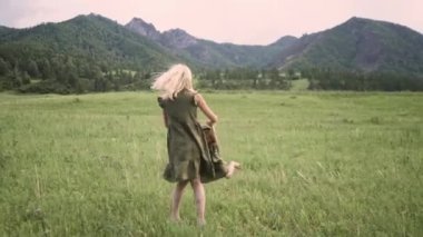 Altai 'deki dağların arka planında bir koyun sürüsü