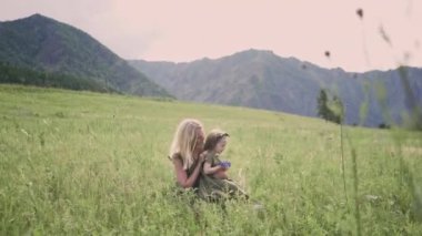 Altai 'deki dağların arka planında bir koyun sürüsü