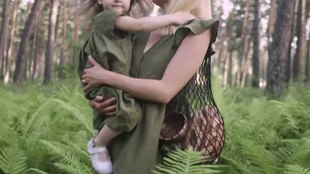 Anne Kızı Ormanda Yürüyorlar Ahşap Tabaklar Torbalarıyla — Stok video