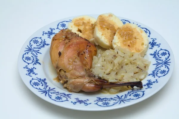 Gebackenes Kaninchenfleisch mit Kohl und Knödel Stockfoto