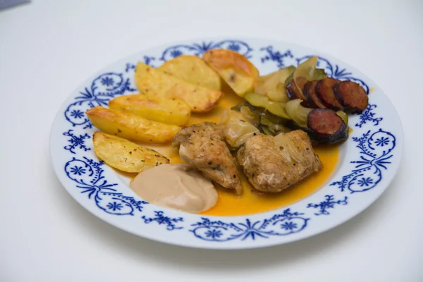 Fırında hindi sosis