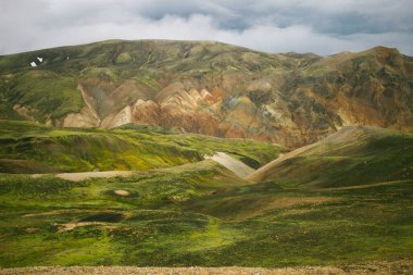 Gökkuşağı Dağları, İzlanda 'da yeşil ve kahverengi tepe
