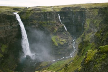 Şelalelerin gücü, Ada