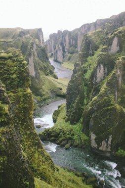 Nehir kanyonda, İzlanda