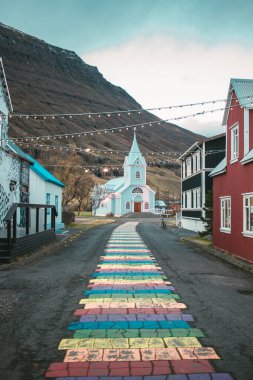 Gökkuşağı yollu rahat kilise, İzlanda