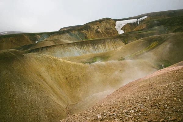 Tepe tarafı Gökkuşağı Dağları, İzlanda