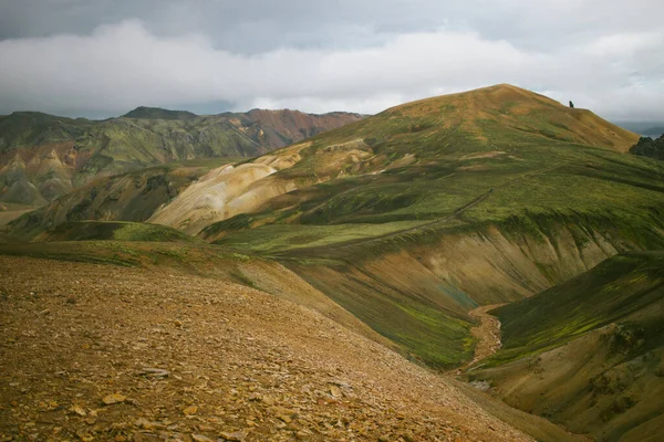 Gökkuşağı Dağları, İzlanda 'da yeşil ve kahverengi tepe
