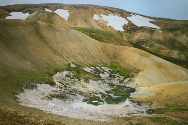 Yeşil ve kahverengi tepe karla kaplı, Gökkuşağı Dağları, İzlanda
