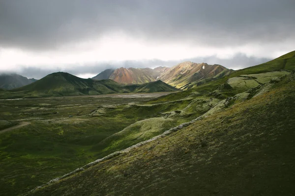 Campo Lava Coberto Musgo Com Vulcão Fundo Rainbow Mountains Islândia — Fotografia de Stock