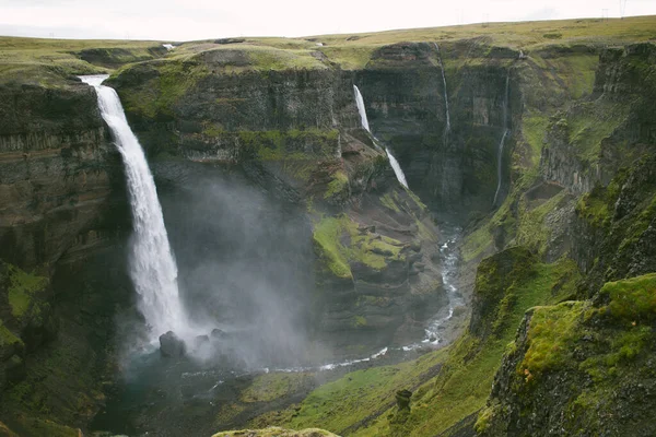 Şelalelerin gücü, Ada