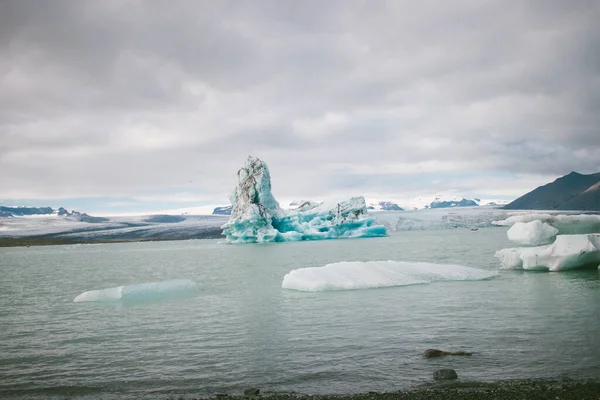Buzul gölü, arka planda buzul, İzlanda, Jokulsarlon
